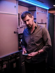 Dr. Matthew Nolan (Richard Armitage)