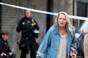 Cathy Teel (Tamzin Outhwaite) trifft am Tatort ein und bangt um ihre Enkelin.