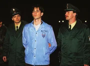 Der in einem Mordfall verdächtige Markus Zimmermann (Oliver Böttcher) wird von Polizisten abgeführt. Der in einem Mordfall verdächtige Markus Zimmermann (Oliver Böttcher) wird von Polizisten abgeführt.