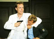 Westenhaus (Karl-Heinz von Liebezeit, l.) steht wegen versuchten Mordes und Einbruch vor Gericht. Plötzlich dreht er durch und nimmt mit Waffengewalt einen Wachbeamten in seine Gewalt. Westenhaus (Karl-Heinz von Liebezeit, l.) steht wegen versuchten Mordes und Einbruch vor Gericht. Plötzlich dreht er durch und nimmt mit Waffengewalt einen Wachbeamten in seine Gewalt.