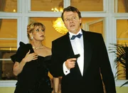 Erhardt (Wichert von Roell) und Iris Maran (Christine Schuberth) kommen aus der Oper nach Hause, als sie auf zwei Einbrecher treffen. Herr Maran schießt ohne zu zögern ins Dunkle. Erhardt (Wichert von Roell) und Iris Maran (Christine Schuberth) kommen aus der Oper nach Hause, als sie auf zwei Einbrecher treffen. Herr Maran schießt ohne zu zögern ins Dunkle.