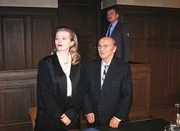 Horst Schneider (Hannes Stelzer) steht vor Gericht. Seine Verteidigerin (Christiane Zeiske) und er h&ouml;ren sich die Anklage an: T&ouml;ten durch Unterlassen.