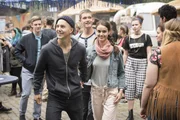 V.l.: Alex (Timur Bartels), Leo (Tim Oliver Schultz), Jonas (Damian Hardung) und Emma (Luise Befort) genießen das Festival, welches sie durch Zufall entdeckt haben, nachdem sie sich auf ihrer Rückfahrt vom Meer nach Köln verfahren haben.