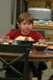 Jake (Angus T. Jones) ist sehr beeindruckt von dem neuen Freund seiner Mutter, Dr. Melnick, und spricht die ganze Zeit von ihm, was Alan ziemlich nervt ...