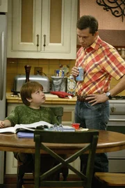 Alan (Jon Cryer, r.) hat es nicht leicht mit seinem Sohn Jake (Angus T. Jones, l.) ...