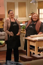 F&uuml;r eine Party, Evelyn zu Ehren, engagieren Charlie und Alan Bertas (Conchata Ferrell, r.) Schwester Daisy (Camryn Manheim, l.). Ob das eine gute Idee war?