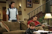 Es herrscht dicke Luft im Hause Harper: Charlie (Charlie Sheen, l.), Jake (Angus T. Jones, M.) und Alan (Jon Cryer, r.) ...