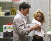 Gerade als Lynette (Felicity Huffman, r.) und Rick (Jason Gedrick, l.) den Arbeitstag mit einem gem&uuml;tlichen Abendessen zu zweit ausklingen lassen, wird die Pizzeria von zwei Gangstern &uuml;berfallen. Die Ganoven sperren die beiden in den K&uuml;hlraum, wo sie die ganze Nacht verbringen m&uuml;ssen ...