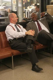 Lt. John Stillman (John Finn, l.) unterhält sich ausgelassen mit seinem Kollegen Det. Will Jeffries (Thom Barry, r.) ...