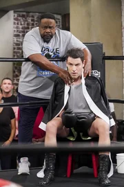 Calvin Butler (Cedric the Entertainer, l.); Dave Johnson (Max Greenfield, r.)