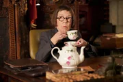 Hetty Lange (Linda Hunt) Hetty Lange (Linda Hunt)