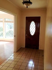 Mit einem Budget von $ 300.000 sollen die Renovierungsprofis Joanna und Chip Gaines dieses heruntergekommene "Aunt Opal House" zu einem neuen Traumhaus f&uuml;r die McKenzies machen. Wird es ihnen gelingen, das renovierungsbed&uuml;rftige Haus wieder in neuem Glanz erstrahlen zu lassen und der f&uuml;nfk&ouml;pfigen Familie so einen Traum zu erf&uuml;llen?