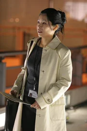 Die Rechtsmedizinerin Frannie Chang (Susan Chuang) berichtet das Ergebnis ihrer Untersuchungen ...