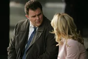 Als seine Jugendliebe Megan (Sarah Aldrich, r.) plötzlich wieder auftaucht, ist Det. Nick Vera (Jeremy Ratchford, l.) anfangs sehr verwirrt ...