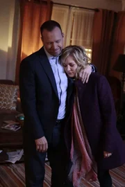 Haben genug von Jimmys Machenschaften: Danny (Donnie Wahlberg, l.) und Linda (Amy Carlson, r.). Aber wenn sie ihn jetzt im Stich lassen, k&ouml;nnte ihm etwas Schreckliches zusto&szlig;en ...