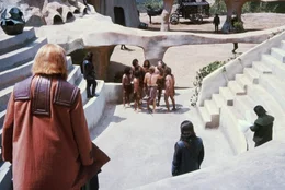 George Taylor (Charlton Heston, hinten 3.v.r.) erkennt Landon (Robert Gunner, hinten 2.v.r.) unter den Gefangenen und will mit seiner Hilfe beweisen, dass er wirklich in einem Raumschiff gereist ist, doch der wurde bereits von den Affen manipuliert ...