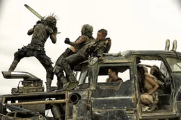 Max Rockatansky (Tom Hardy, 3.v.l.), Imperator Furiosa (Charlize Theron, 3.v.r.)