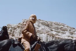 Dr. Zaius (Maurice Evans) zieht in den Krieg gegen die Menschen der "Verbotenen Zone".