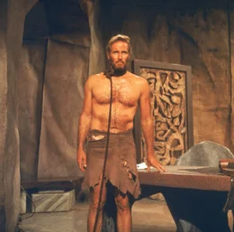 Wegen einer Notlandung geraten Kommandant Taylor (Charlton Heston) und sein Team auf einen fremden Planeten. Kaum angekommen, werden sie gefangen genommen und als Versuchsobjekte benutzt ...