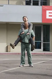 Versuchen herauszufinden, wer J.D. eine schlechte Dozentenbewertung gegeben hat: Turk (Donald Faison, unten) und J.D. (Zach Braff, oben) ... Versuchen herauszufinden, wer J.D. eine schlechte Dozentenbewertung gegeben hat: Turk (Donald Faison, unten) und J.D. (Zach Braff, oben) ...