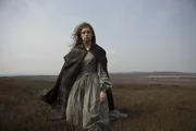 Jane Eyre (Ruth Wilson) in den verlassenen Weiten einer Moorlandschaft Jane Eyre (Ruth Wilson) in den verlassenen Weiten einer Moorlandschaft