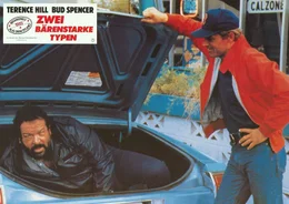 Im letzten Moment k&ouml;nnen die Kleinganoven Roscoe (Terence Hill, r.) und Doug (Bud Spencer, l.) mal wieder der Polizei entkommen, weil sie sich am Flughafen als die ausgerufenen Passagiere Steinberg und Mason ausgeben. Damit gelangen sie allerdings vom Regen in die Traufe ...