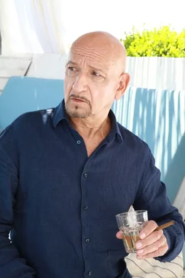 Henderson (Ben Kingsley)