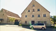 Die Metal-Fans Roland und Lisa haben ein 300 Jahre altes Pfarrhaus (Foto) gekauft. Das uralte Gemäuer muss kernsaniert werden. Die Metal-Fans Roland und Lisa haben ein 300 Jahre altes Pfarrhaus (Foto) gekauft. Das uralte Gemäuer muss kernsaniert werden.