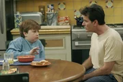 Jake Harper (Angus T. Jones, l.); Charlie Harper (Charlie Sheen, r.)