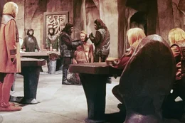 Bei einer Anh&ouml;rung soll die Herkunft von George Taylor (Charlton Heston, hinten M.) gekl&auml;rt werden. Ist er wirklich mit einem Raumschiff gereist? Zira (Kim Hunter, 2.v.l.) verteidigt den Fremden ...