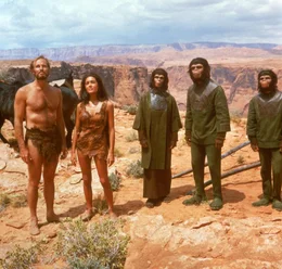 Dr. Zira (Kim Hunter, M.) und Dr. Cornelius (Roddy McDowell, 2.v.r.) wollen schlie&szlig;lich Taylor (Charlton Heston, l.) und Nova (Linda Harrison, 2.v.l.) helfen, in die "Verbotene Zone" zu fliehen. Doch wird es ihnen gelingen?