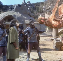 Eine Notlandung verschl&auml;gt Taylor (Charlton Heston, r.) und sein Team auf einen fremden Planeten, der von Menschenaffen regiert wird. Die Affen nehmen Taylor fest und missbrauchen ihn f&uuml;r Forschungsexperimente ...