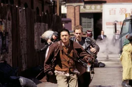 In der Not vereint: Endlich k&auml;mpfen Kar (Seann William Scott) und der M&ouml;nch (Chow Yun-Fat, vorne) zusammen gegen die Verfolger, die ihnen die geheimnisvolle Schriftrolle rauben wollen.