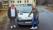 Sandra (li.) aus der Nähe von Bayreuth benötigt dringend Hilfe von Gebrauchtwagenexpertin Karola Becker! Sandras 22 Jahre alter Renault Twingo ist in einem erbärmlichen Zustand - dabei ist sie für ihren Job auf das Auto angewiesen. Sandra (li.) aus der Nähe von Bayreuth benötigt dringend Hilfe von Gebrauchtwagenexpertin Karola Becker! Sandras 22 Jahre alter Renault Twingo ist in einem erbärmlichen Zustand - dabei ist sie für ihren Job auf das Auto angewiesen.