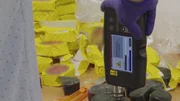 Die Ermittler überprüfen mit einem Spezialscanner die verdächtigen Seifenstücke aus einem Koffer. Die Ermittler überprüfen mit einem Spezialscanner die verdächtigen Seifenstücke aus einem Koffer.