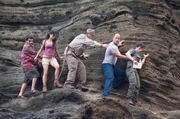 L-R: Gabato (Luis Guzm&aacute;n), Kailani (Vanessa Hudgens), Alexander (Michael Caine), Hank (Dwayne Johnson) und Sean (Josh Hutcherson)