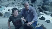 Sean (Josh Hutcherson, l.); Hank (Dwayne Johnson, r.)