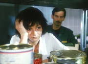 Lizzy (Katja Schmitz) hat mit Hilfe ihres Bruders Mike (Tino Blazejewski) ein Schmuggelgeschäft aufgezogen. Als jedoch Ariane in die Küche versetzt wird, durchschaut sie Lizzys Machenschaften und erpresst sie...