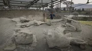 Professor Dougal Jerram untersucht die ersch&uuml;tternde Szene einiger Opfer des Ausbruchs des Vesuvs im Jahr 79 nach Christus.