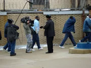 Hinter den Kulissen - der Moderator spricht mit dem Gefangenen. Hinter den Kulissen - der Moderator spricht mit dem Gefangenen.