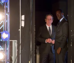 L-R: Robert Dewey (Tommy Lee Jones) und Craig Jeffers (Ato Essandoh)