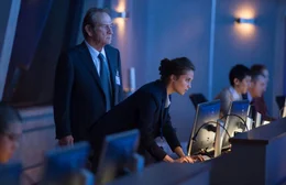 CIA Director Robert Dewey (Tommy Lee Jones) und Heather Lee (Alicia Vikander)