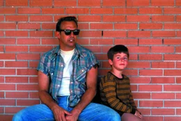 Rober "Butch" Haynes (Kevin Costner) ist auf der Flucht und hat den kleinen Phillip "Buzz" Perry (T.J. Lowther) als Geisel genommen.