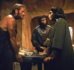 Nach einiger Zeit kann Taylor (Charlton Heston, l.), das Vertrauen von Dr. Zira (Kim Hunter, r.) und Dr. Cornelius (Roddy McDowell, M.) gewinnen und bittet sie, ihm zu helfen ...