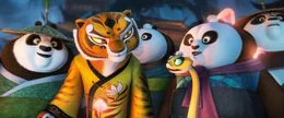 Um aus seinen gem&uuml;tlichen Verwandten mutige, selbstsichere K&auml;mpfer zu machen, bekommt Po Hilfe von seinen treuen Kung-Fu-Freunden Tigress (l.) und Viper (r.) ...