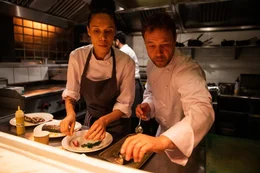 Carly (Vinette Robinson) und Andy (Stephen Graham) verpassen den Gerichten den letzten Schliff. Weiteres Bildmaterial finden Sie unter www.br-foto.de.