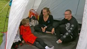 Farina (37) und Mike (45) zelten für fünf Tage mit ihren Söhnen Leon (13) und Jonas (9) an der Nordsee. Farina (37) und Mike (45) zelten für fünf Tage mit ihren Söhnen Leon (13) und Jonas (9) an der Nordsee.