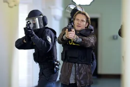Niklas (Thure Riefenstein, vorne) versucht den Amoklauf zu verhindern ...