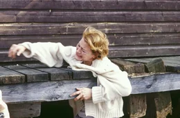 Ellen (Suzanne von Borsody) versucht zu fliehen.