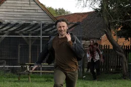 Don (Robert Carlyle) flieht in panischer Angst vor den Infizierten und l&auml;sst dabei seine Frau zur&uuml;ck.